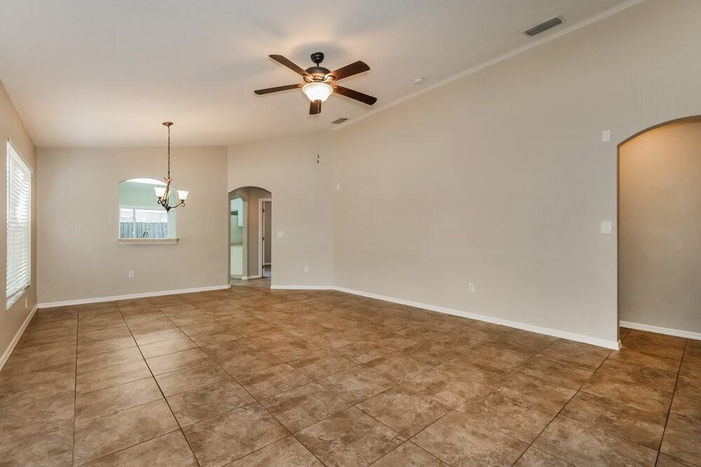 402 Maple Pointe Dr - Photo 3 of 16