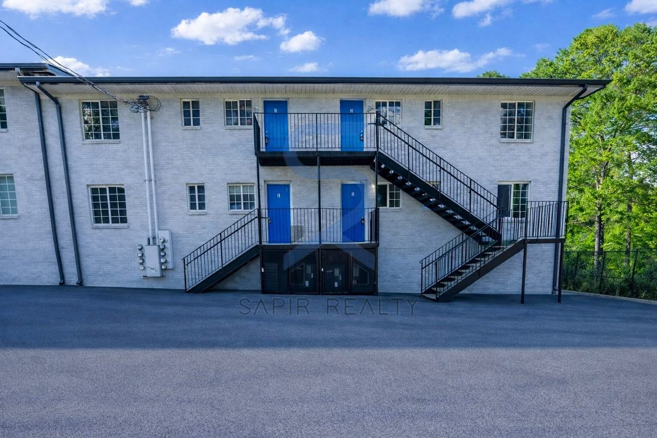 2065 Alison Ct Sw Apt 1 - Photo 3 of 15