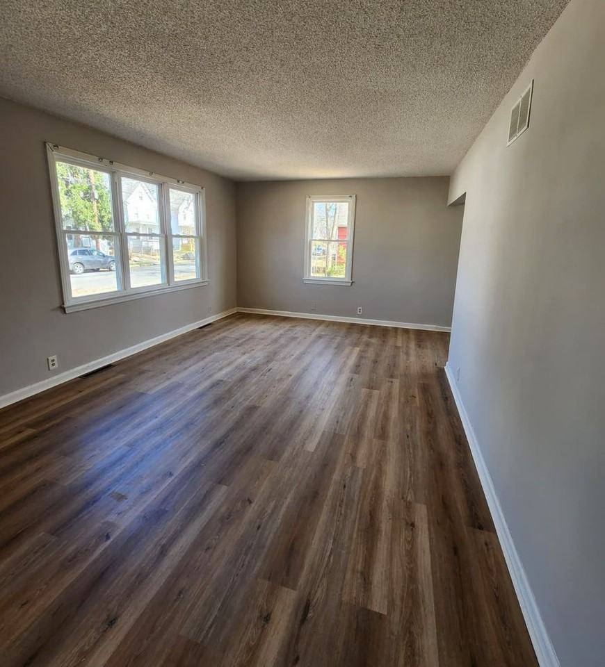 213 Emerson St - Photo 4 of 30