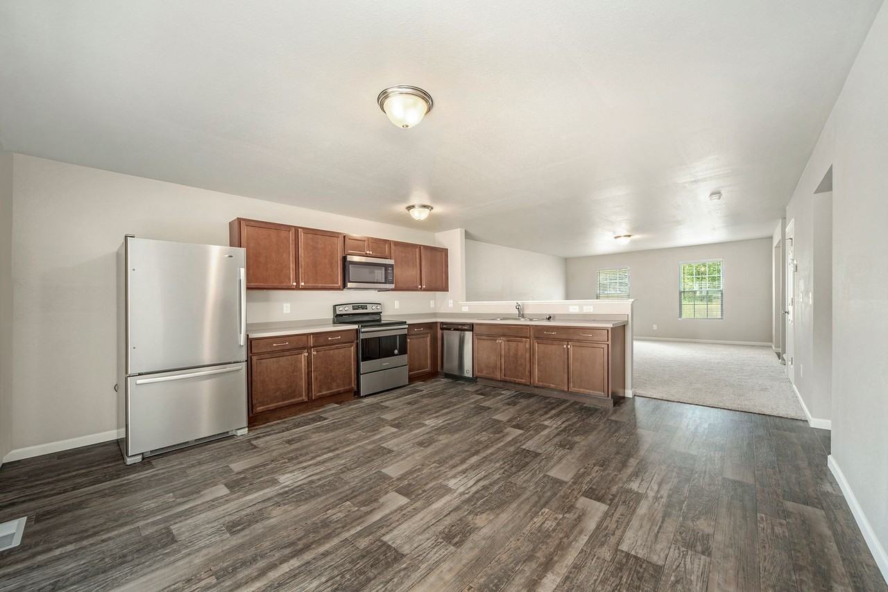 431 Pioneer Dr - Photo 4 of 19