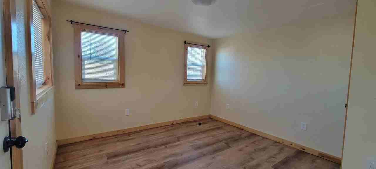 127 Railroad St - Photo 6 of 18