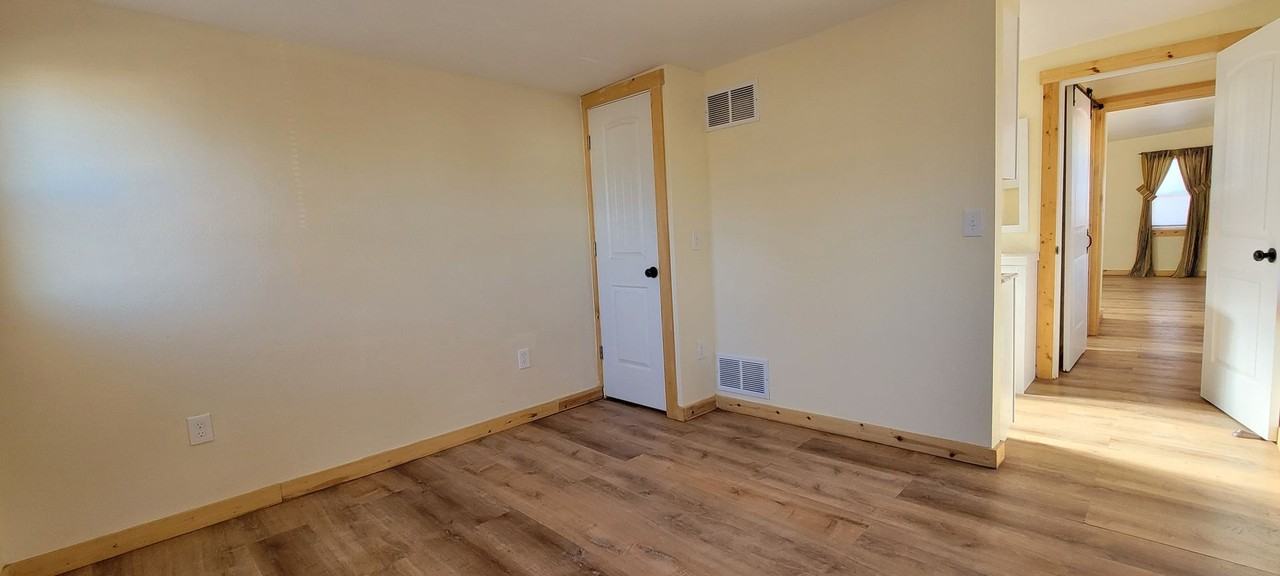 127 Railroad St - Photo 7 of 18