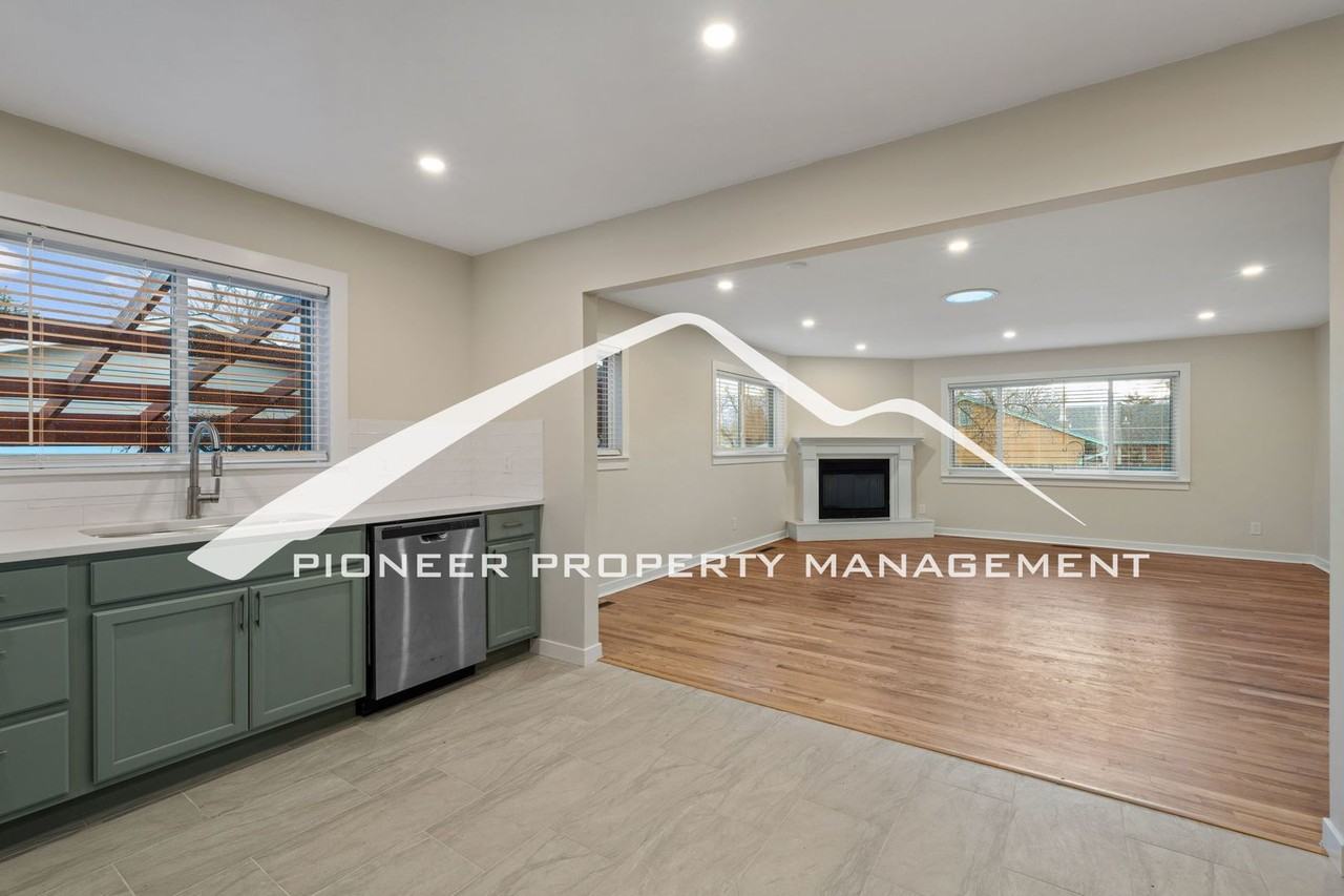 1810 Yuma St - Photo 3 of 26