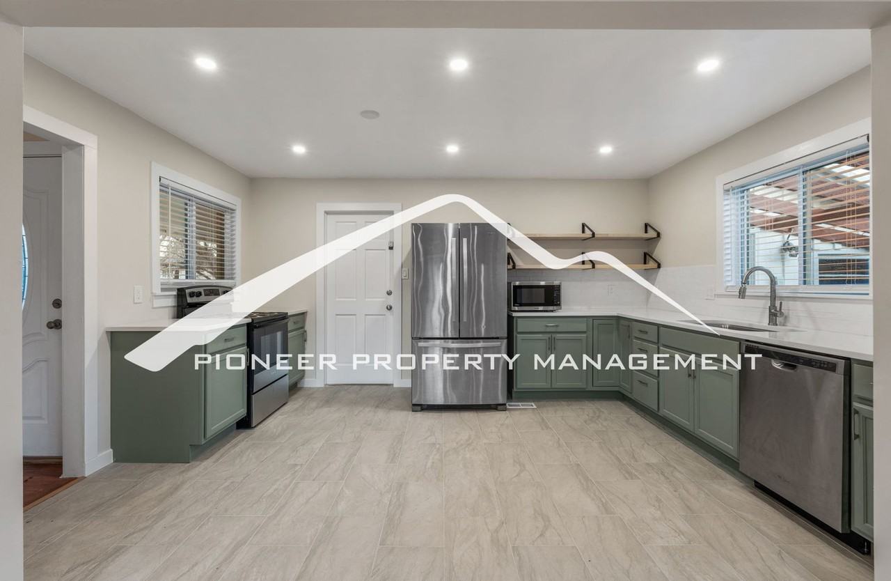 1810 Yuma St - Photo 4 of 26