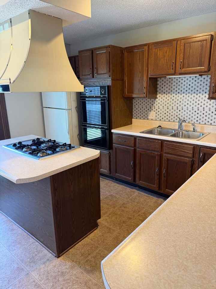 343 Bellerive Rd - Photo 3 of 6