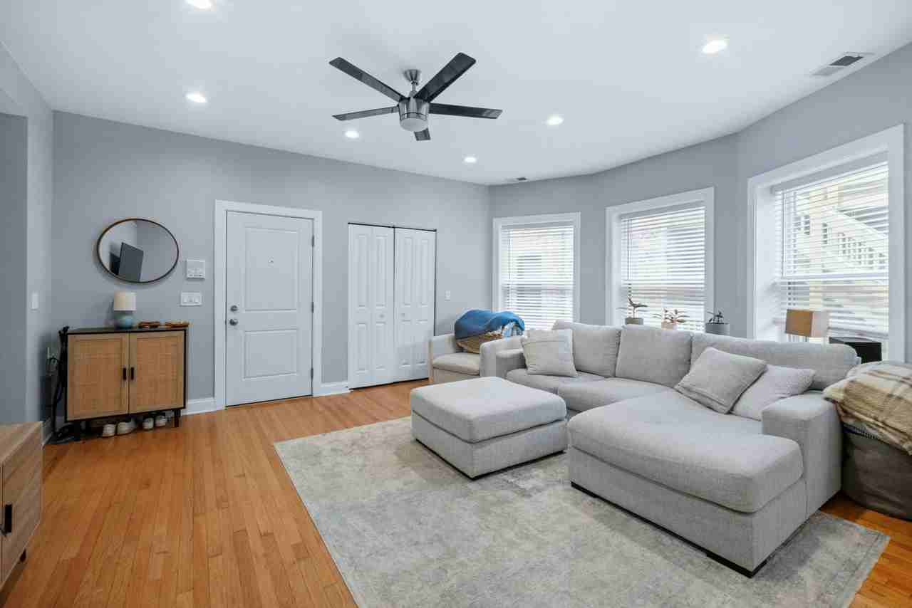 612 West Stratford Place, Unit 2R - Photo 3 of 13