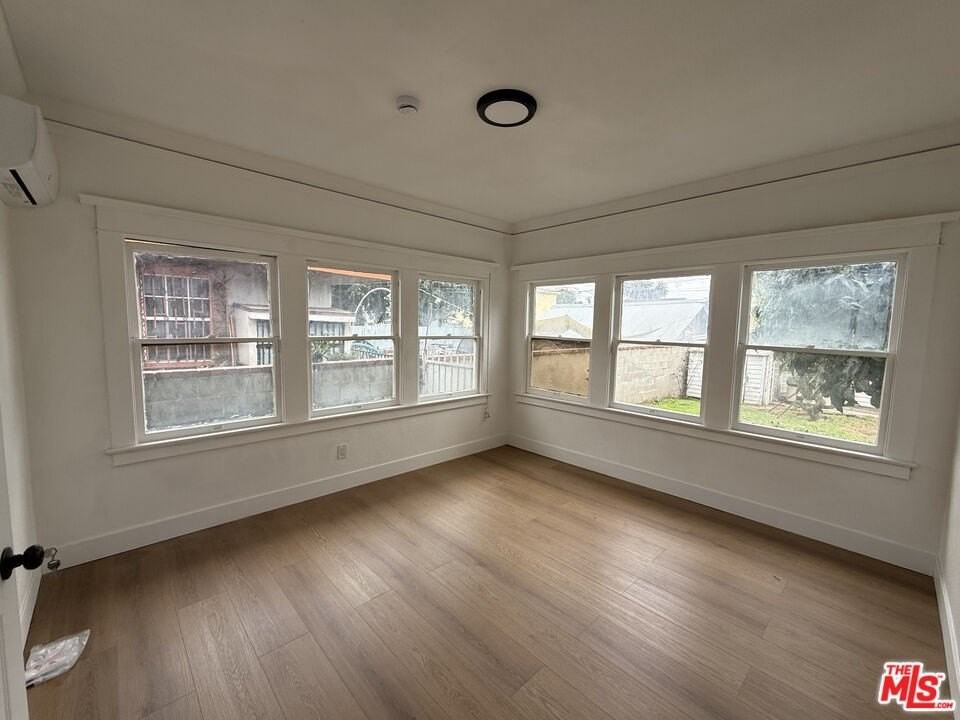 4501 S Budlong Ave - Photo 3 of 16