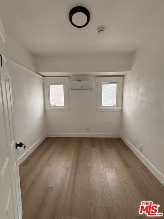 4501 S Budlong Ave - Photo 4 of 16