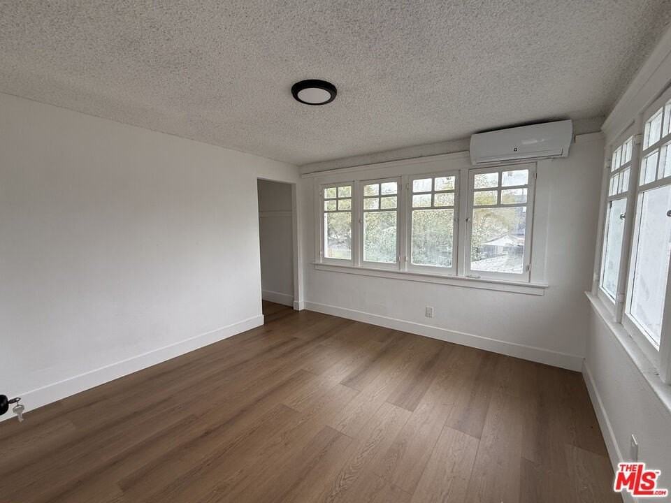 4501 S Budlong Ave - Photo 7 of 16