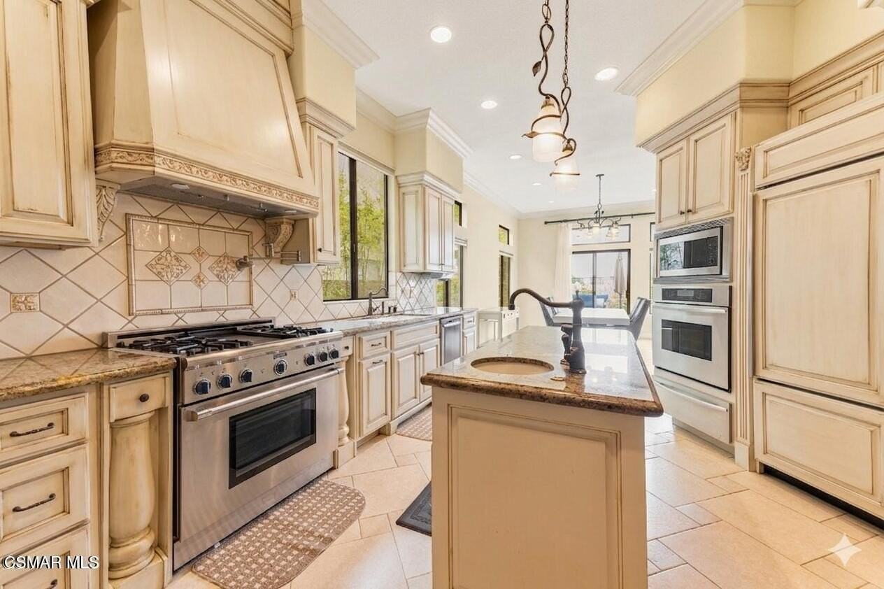 22521 Blueridge Ct - Photo 6 of 40