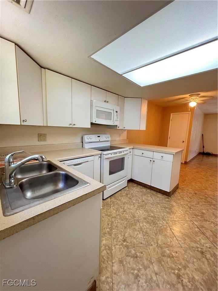 1825 Oak Ln - Photo 5 of 9