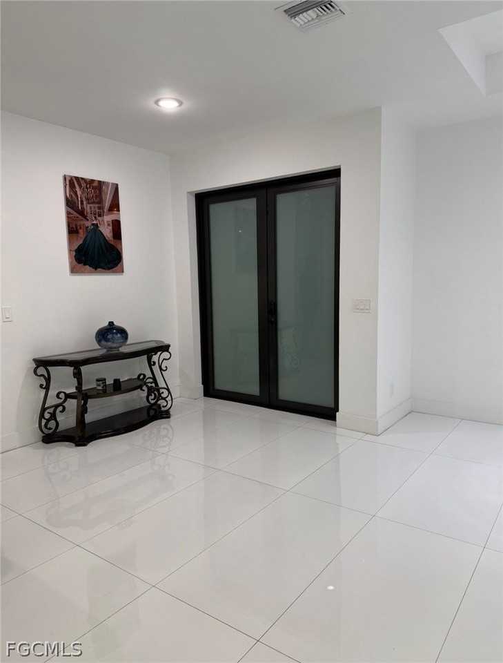 2301 Nw 7th St - Photo 4 of 18