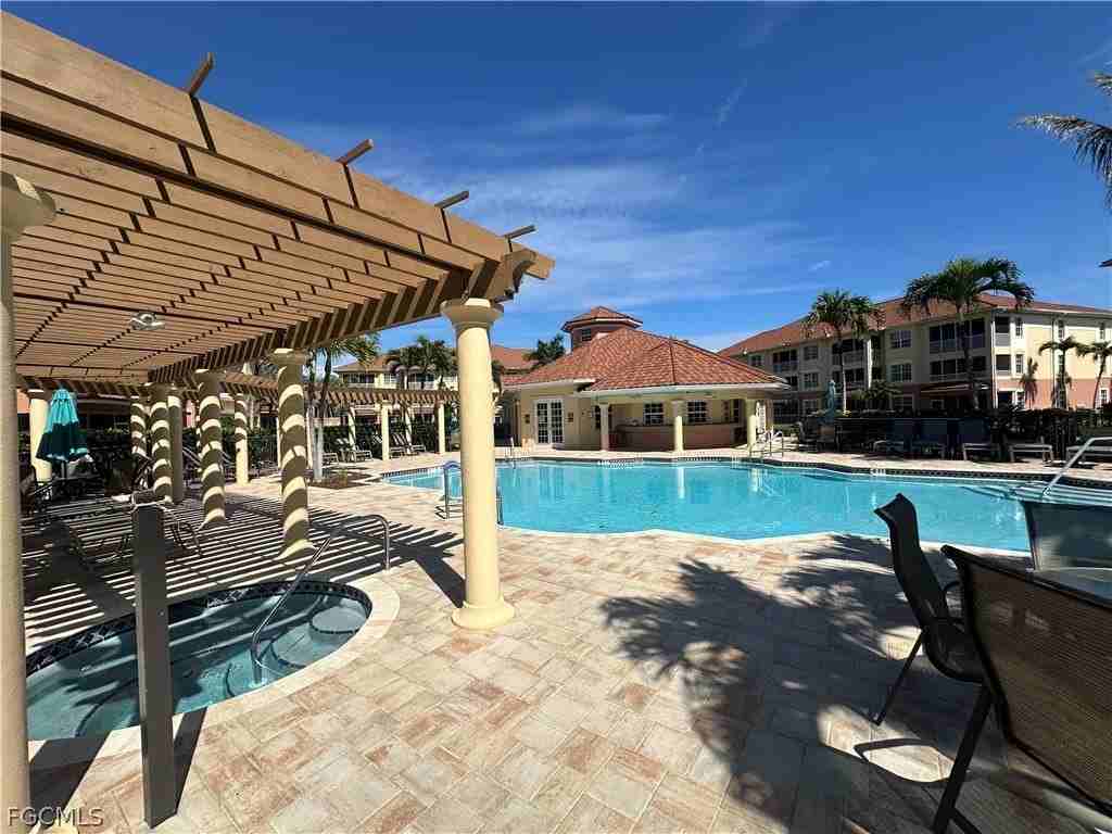 1133 Van Loon Commons Cir #203