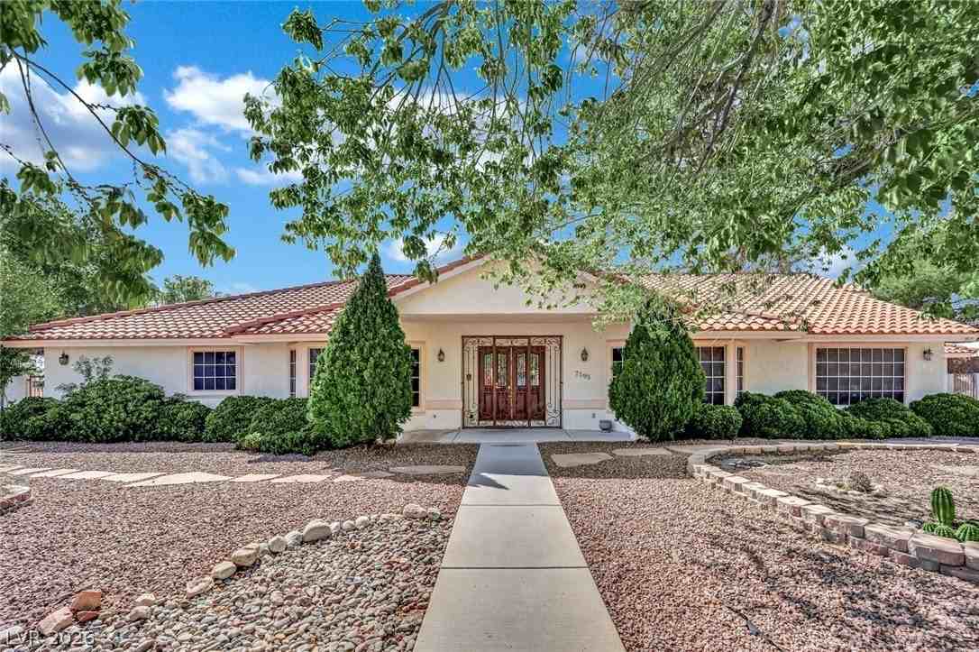 7595 W Camero Ave - Photo 4 of 50