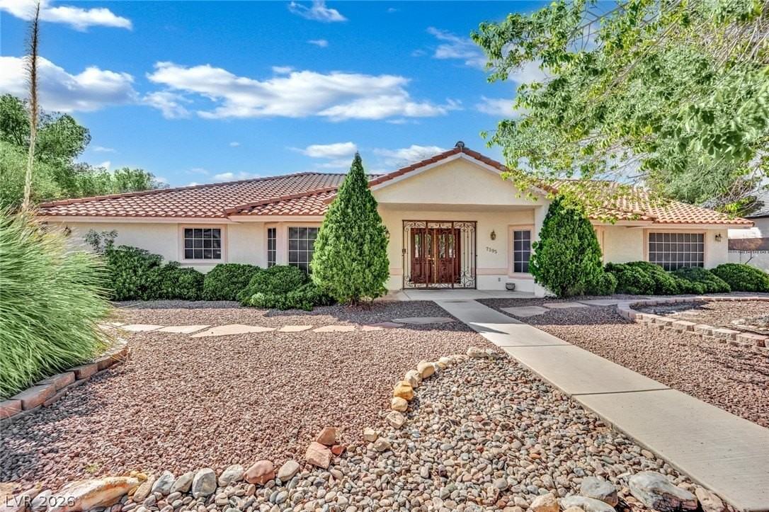 7595 W Camero Ave - Photo 5 of 50