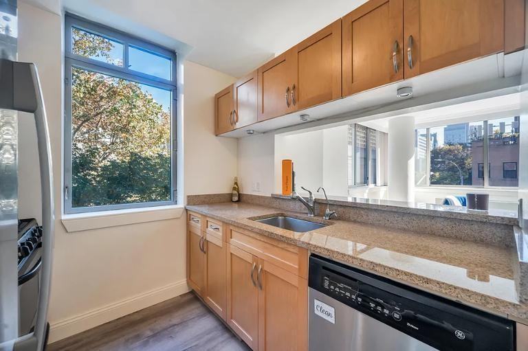 250 E 30th St - Photo 6 of 10