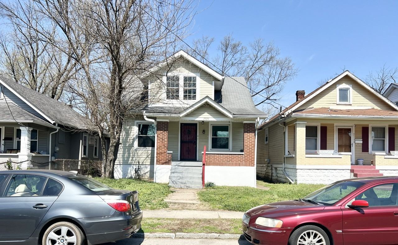 2121 W Lee St #1 - Photo 3 of 12