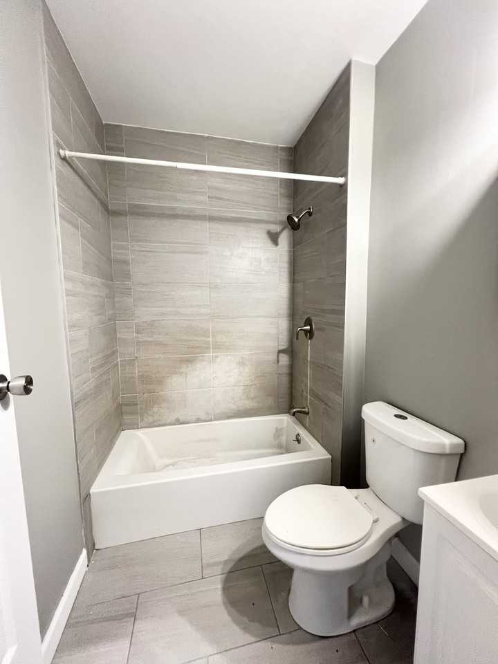 2121 W Lee St #1 - Photo 7 of 12