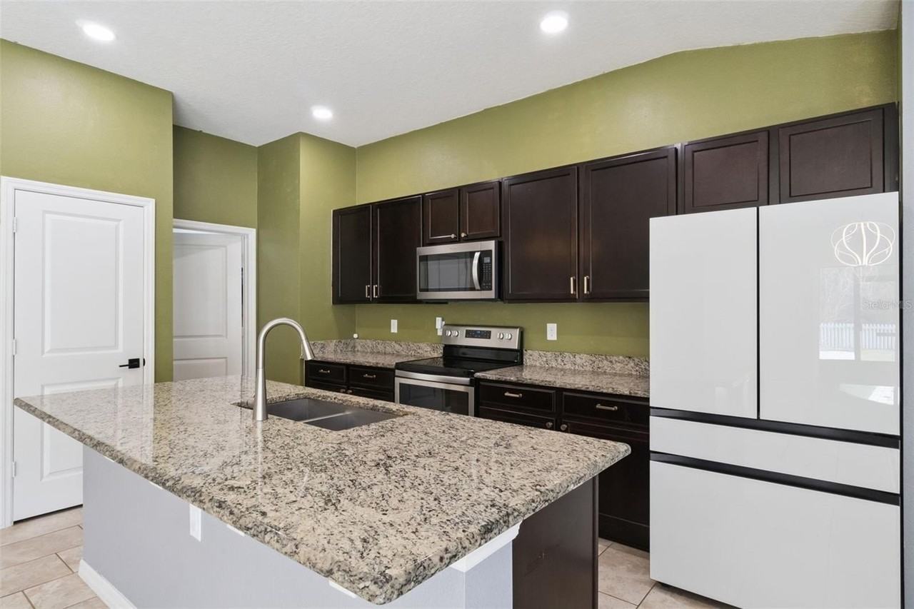 3028 Lakes Crest Ave - Photo 3 of 20