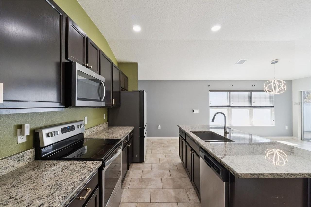 3028 Lakes Crest Ave - Photo 4 of 20