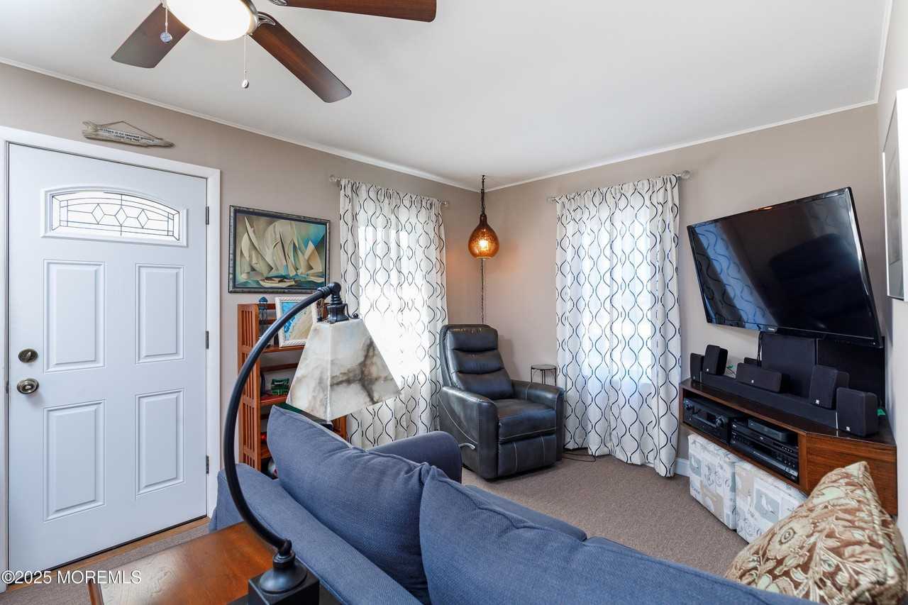 1114 Wildwood Ave - Photo 7 of 20