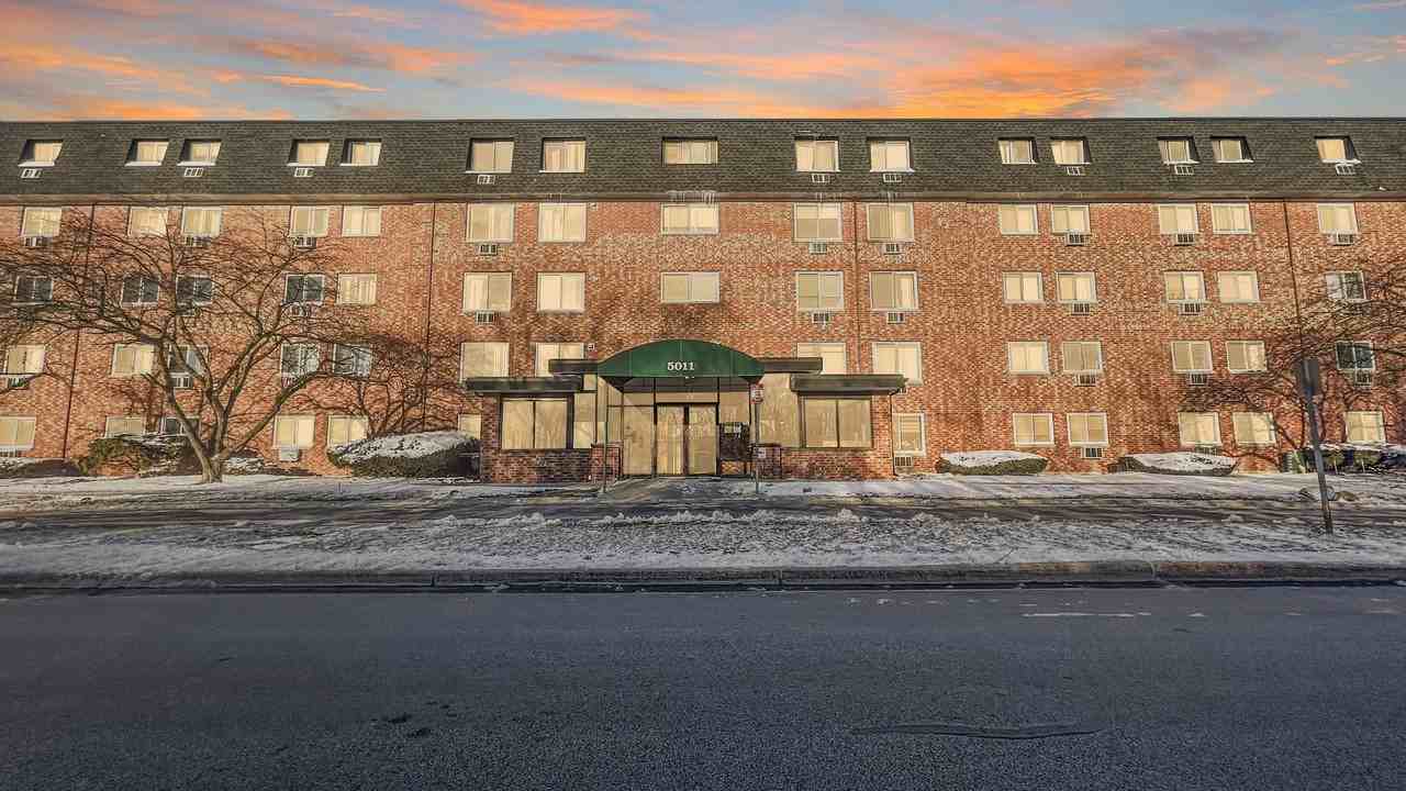 5011 Valley Ln Apt 401 - Photo 2 of 15