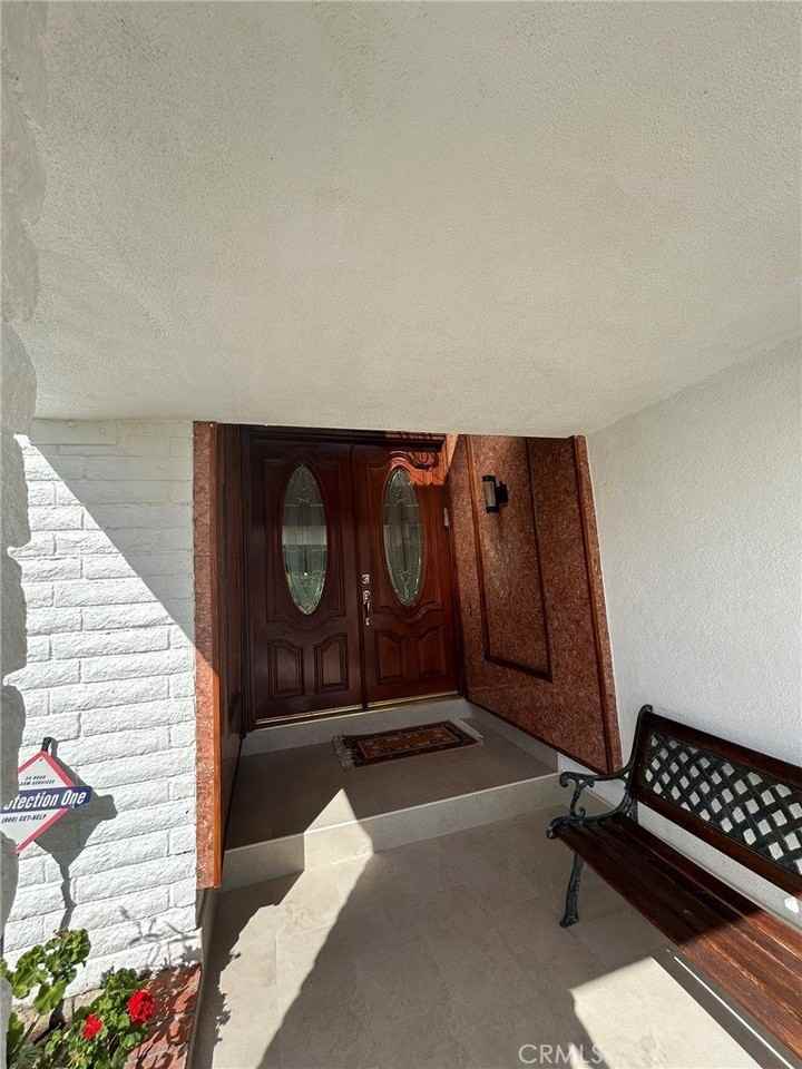 1734 N Yurok St - Photo 3 of 50