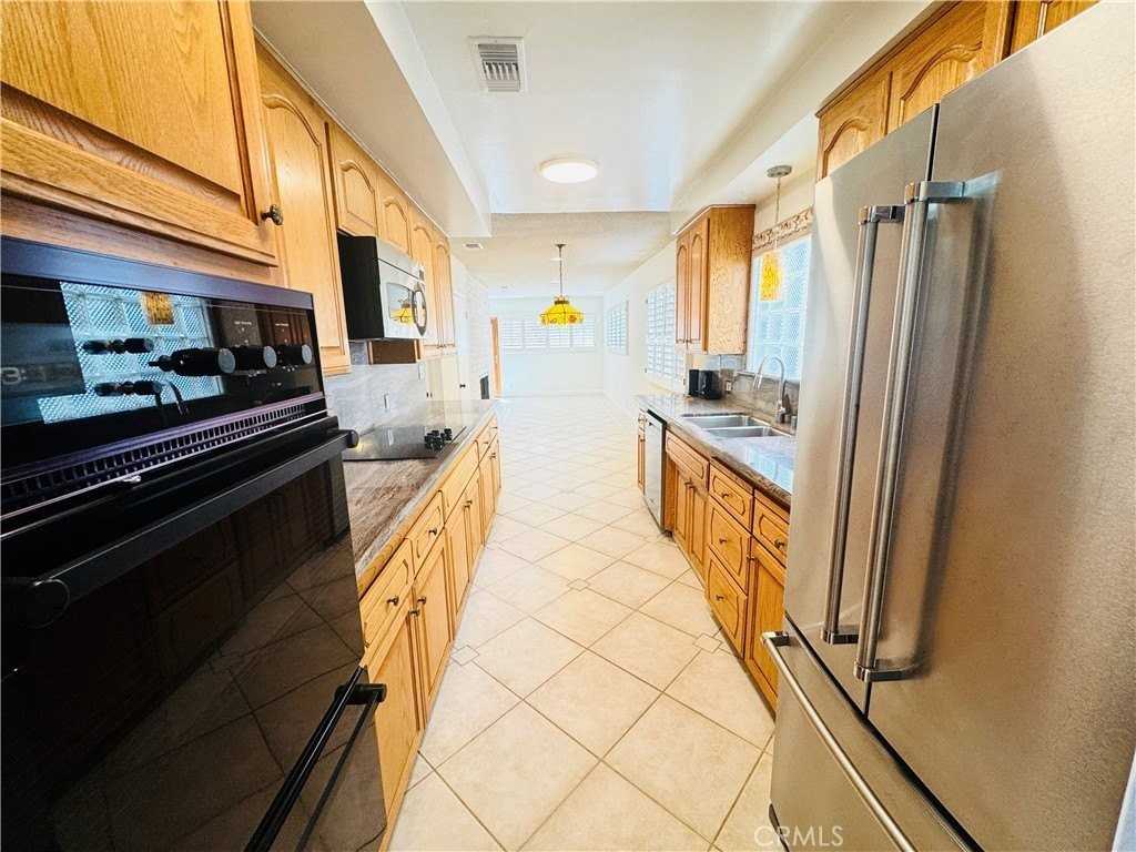 12538 Collins St - Photo 7 of 31