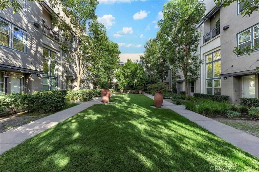 210 N Spurgeon St - Photo 4 of 48