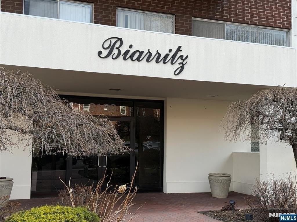 2180 Center Ave Apt 1f - Photo 2 of 17