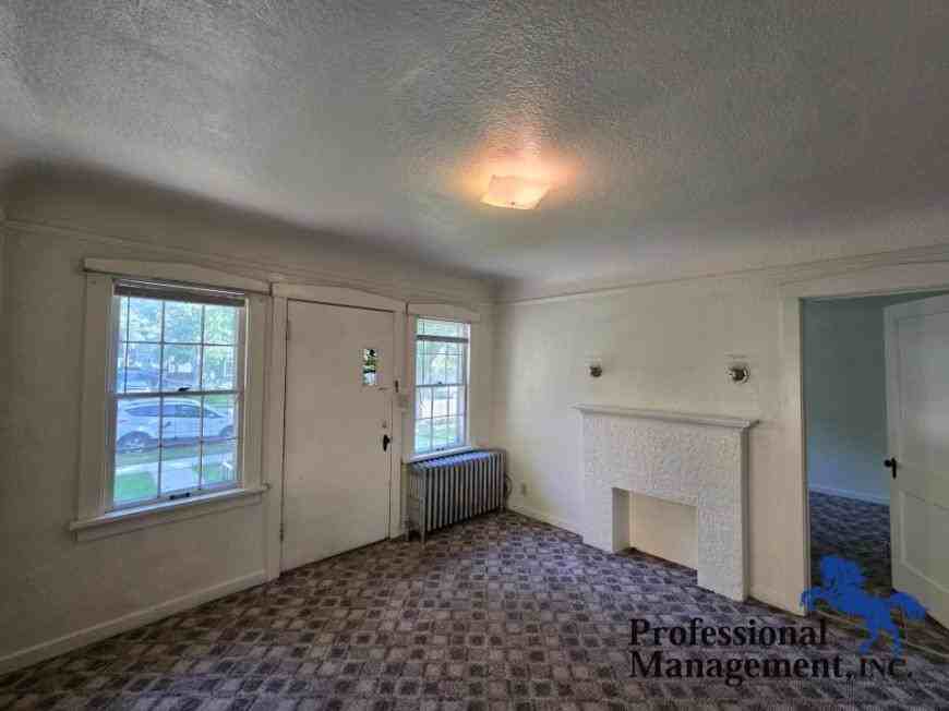 318 Yellowstone Ave - Photo 2 of 7