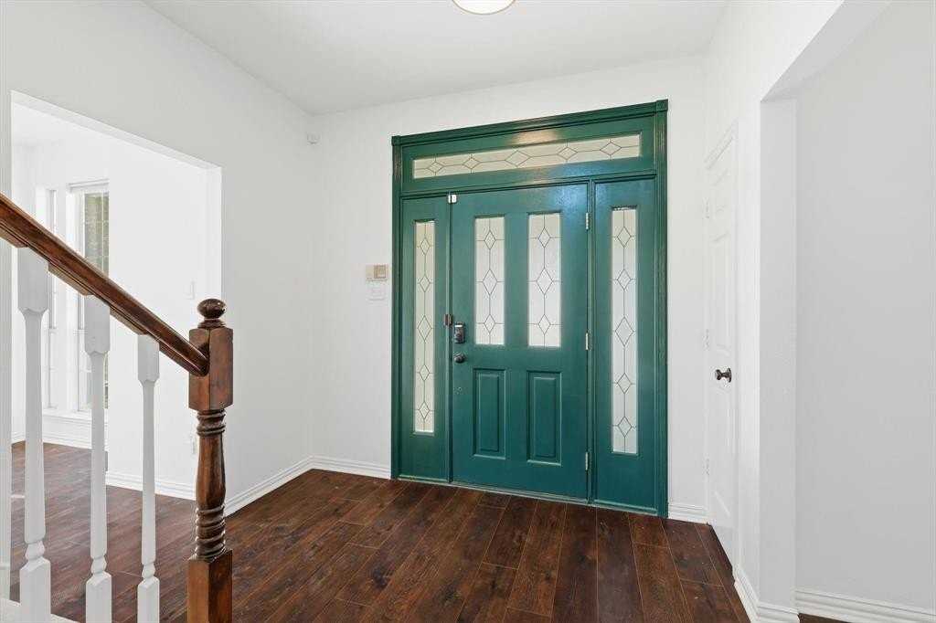 836 Lakeview Ct - Photo 5 of 33