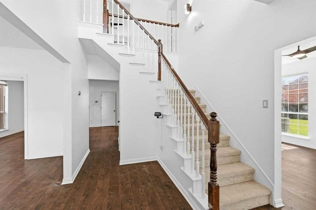 836 Lakeview Ct - Photo 6 of 33