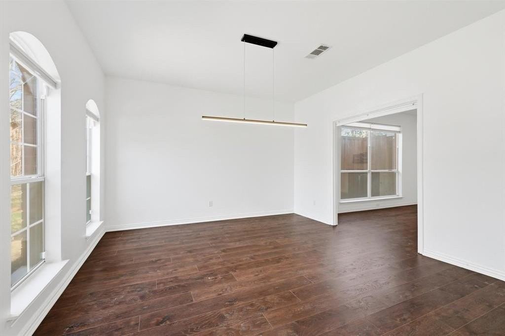 836 Lakeview Ct - Photo 7 of 33