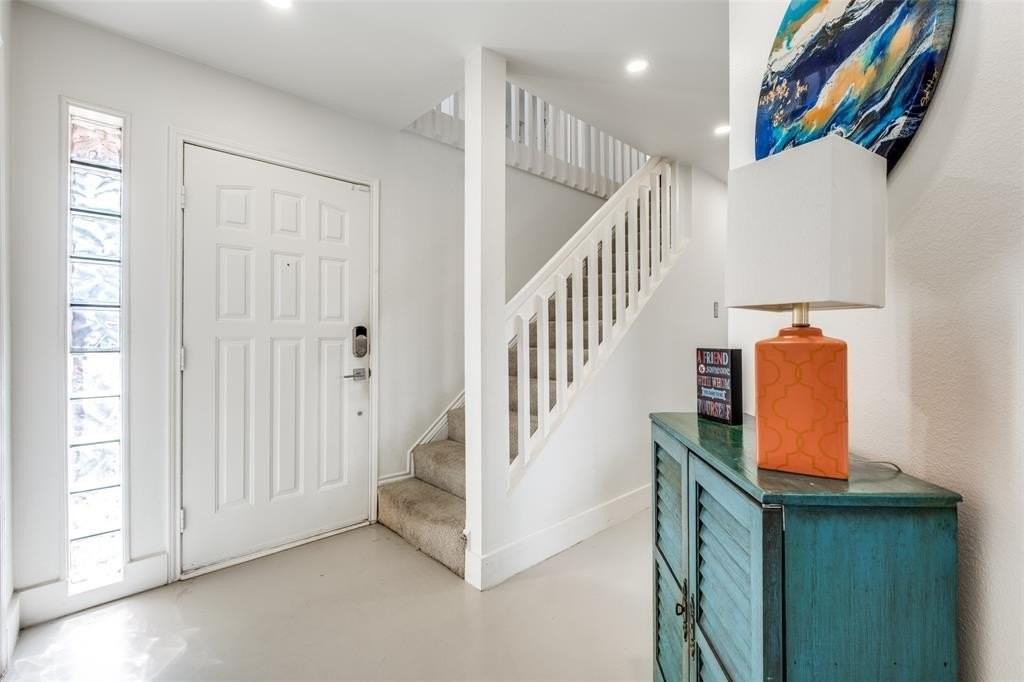 2852 Lee St - Photo 2 of 25