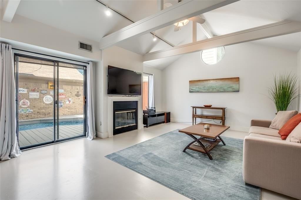 2852 Lee St - Photo 4 of 25