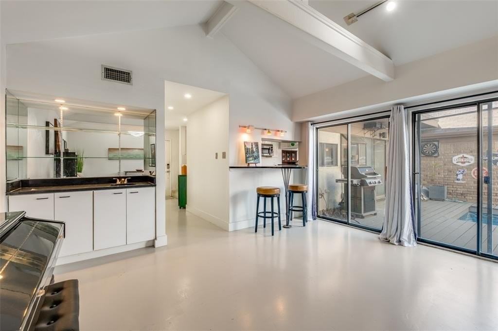 2852 Lee St - Photo 7 of 25