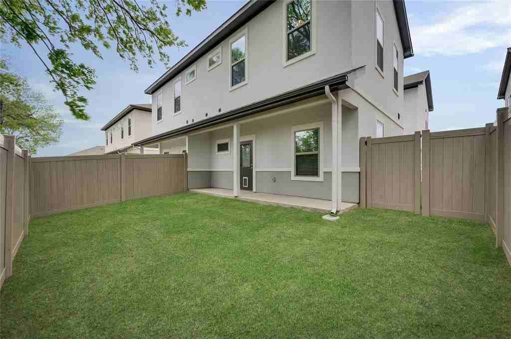 1214 Ebony Dr - Photo 4 of 12