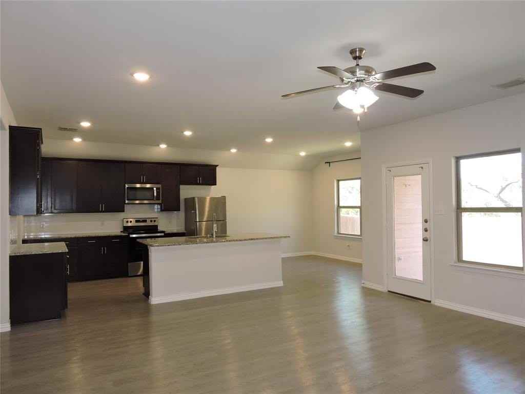 2100 Penn St - Photo 6 of 21