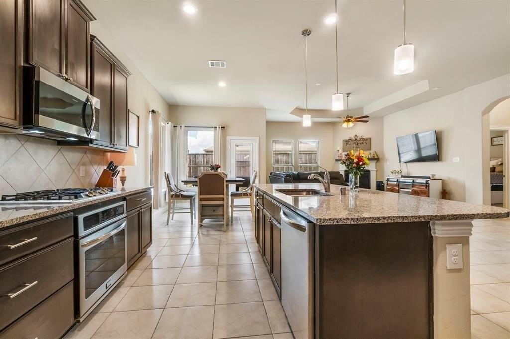 3610 Bastrop St - Photo 4 of 23