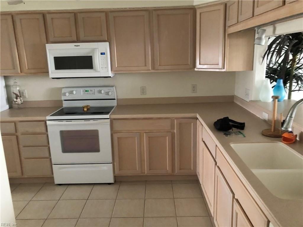 320 Sandbridge Rd #402 - Photo 5 of 10