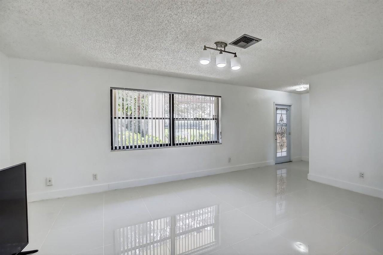 8201 Sw 57th St - Photo 6 of 47