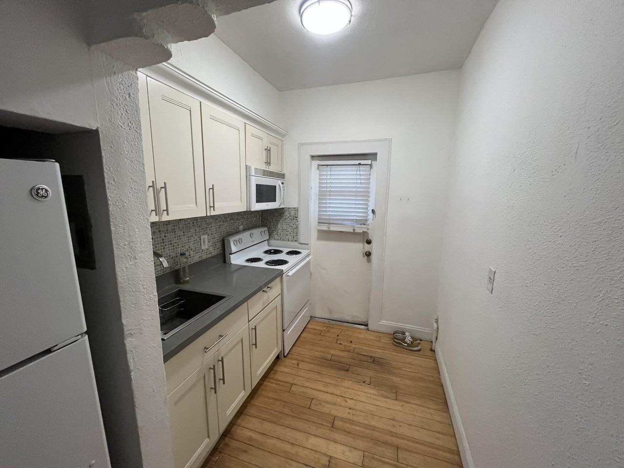 320 80th St #4 - Photo 5 of 11