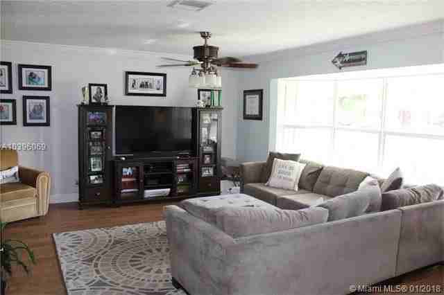 461 Ne 42nd St - Photo 2 of 14