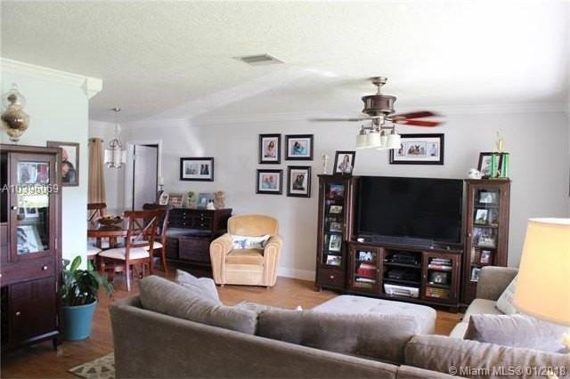 461 Ne 42nd St - Photo 3 of 14