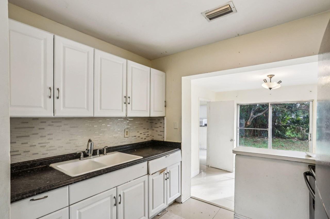 520 Ne 45th St - Photo 5 of 29