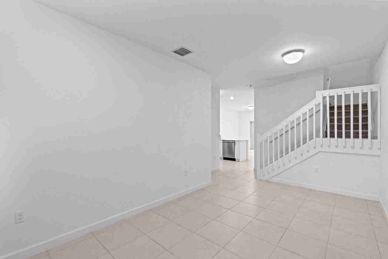 5515 Nw 27th St - Photo 6 of 48