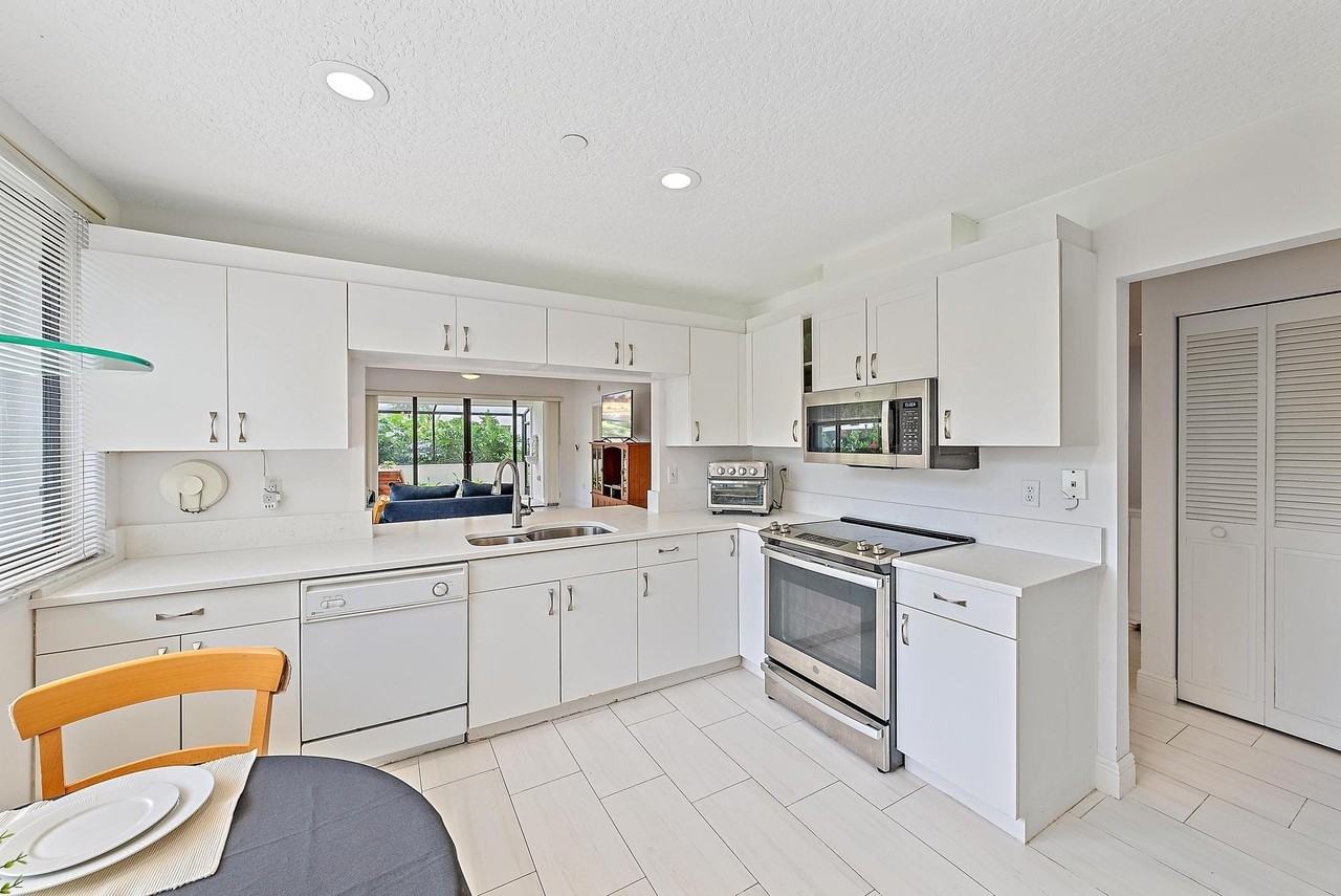 811 Oak Harbour Dr - Photo 4 of 48