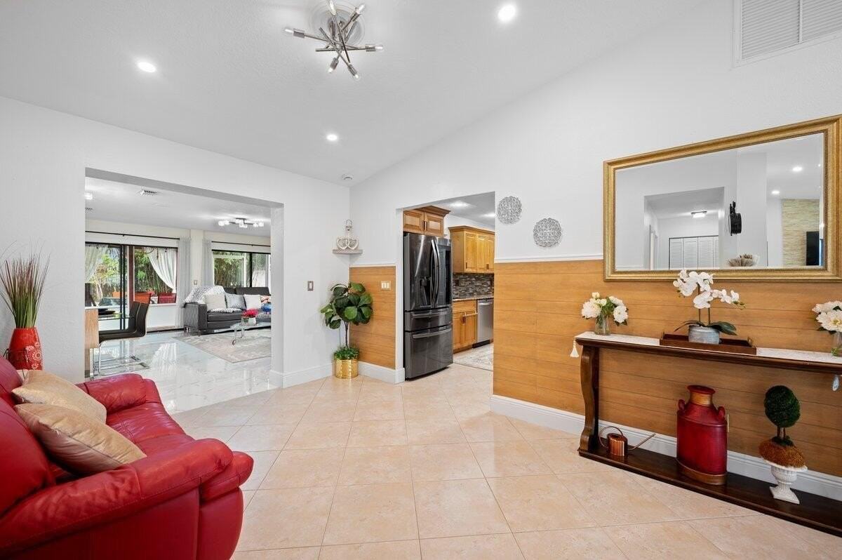 1992 Sw Brisbane St - Photo 4 of 43