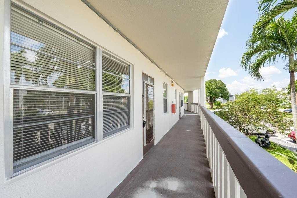 2044 Hythe C - Photo 4 of 34